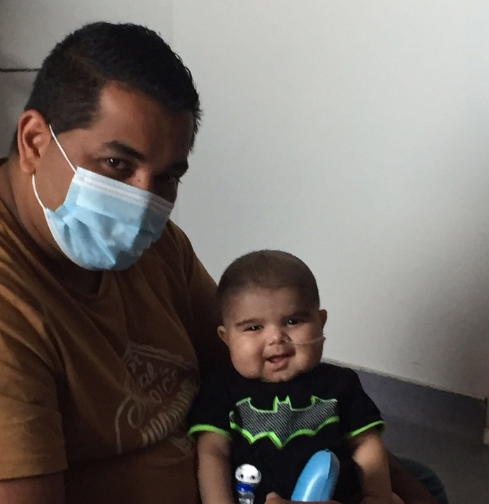 Nahil et son papa à l'hôpital