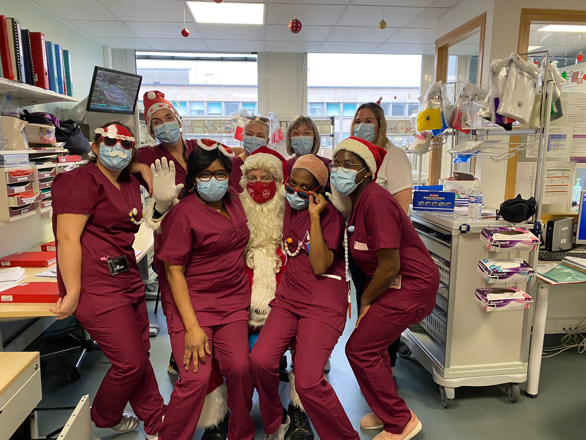 Le père Noël et les infirmières à l'hôpital Necker