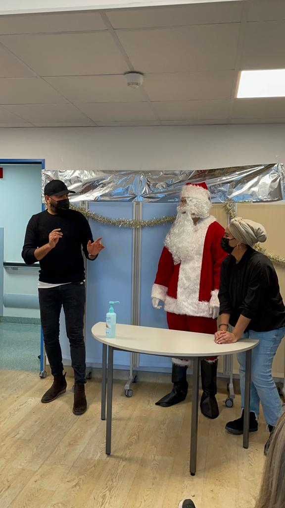 Le père Noël et Kamel le magicien à l'hôpital Robert Debré