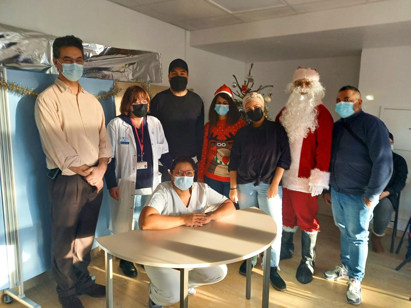 Personnel soignant, père Noël, Kamel le magicien et LHF Espoir à l'hôpital Robert Debré
