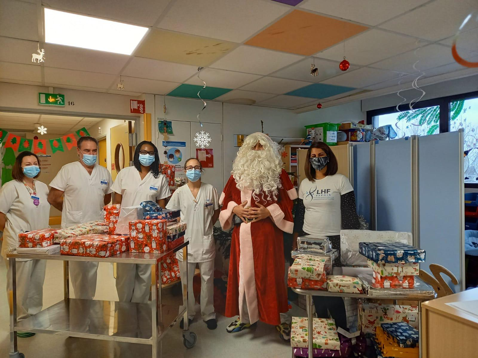 Le père Noël à l'hôpital avec le personnel soignant et LHF Espoir