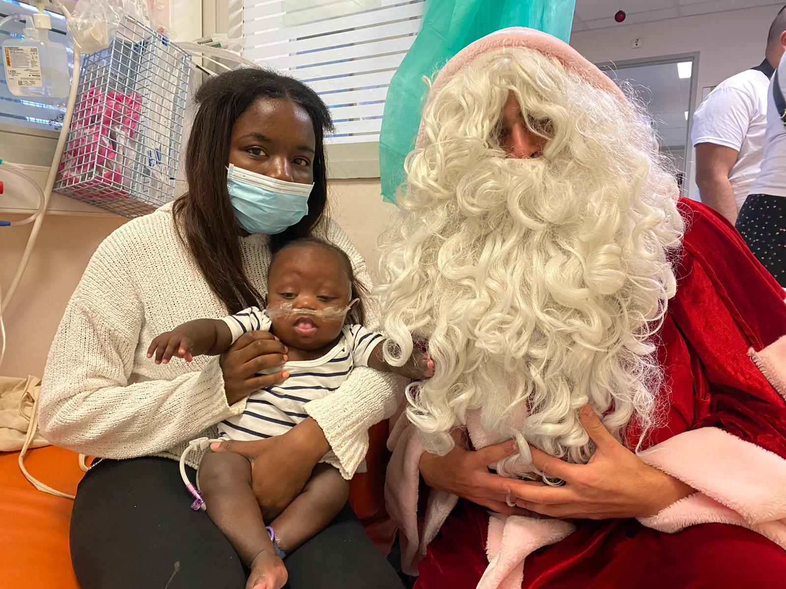 Le père Noël avec un enfant malade