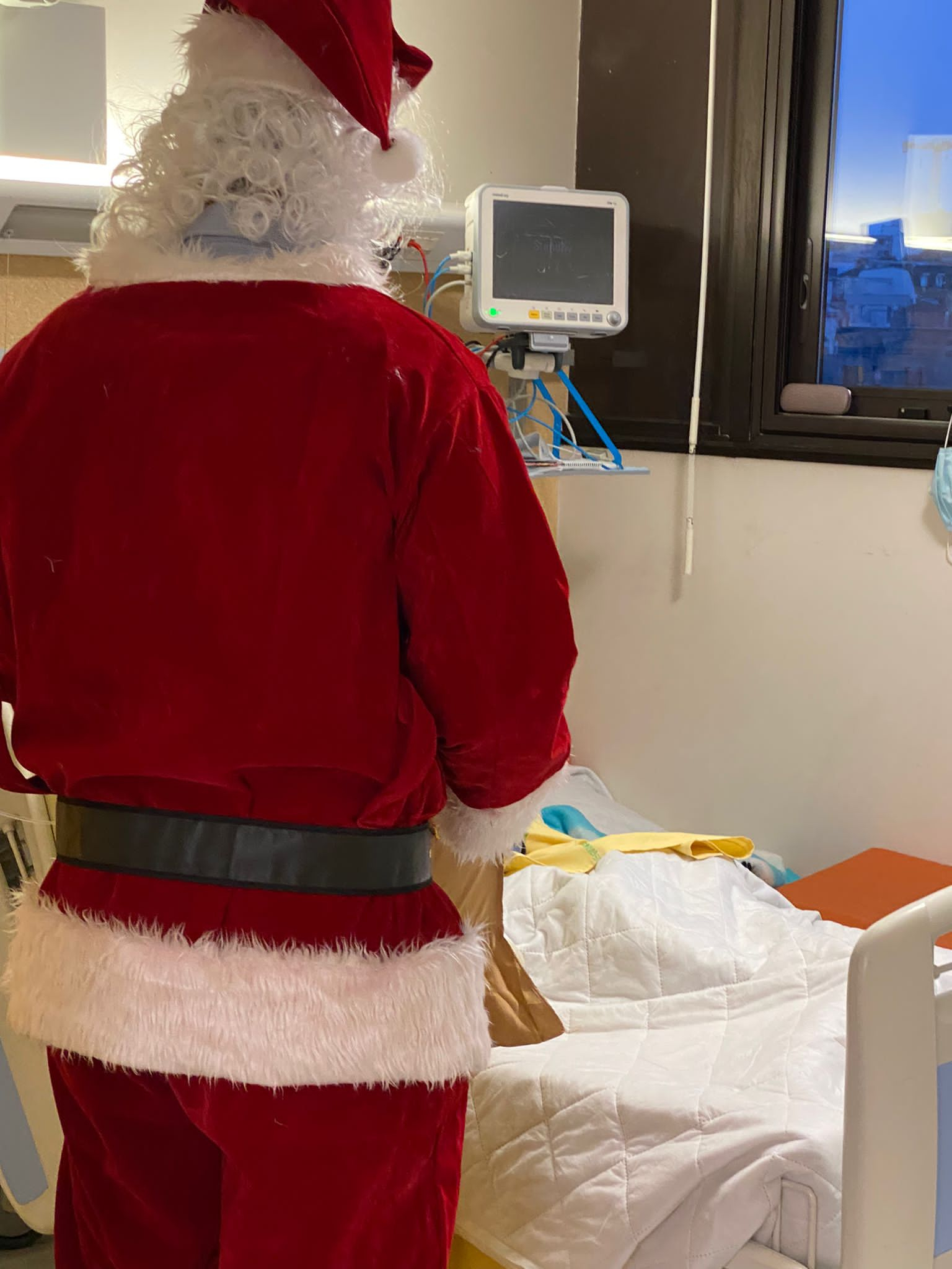 Le père Noël dans une chambre d'enfant à l'hôpital Robert Debré