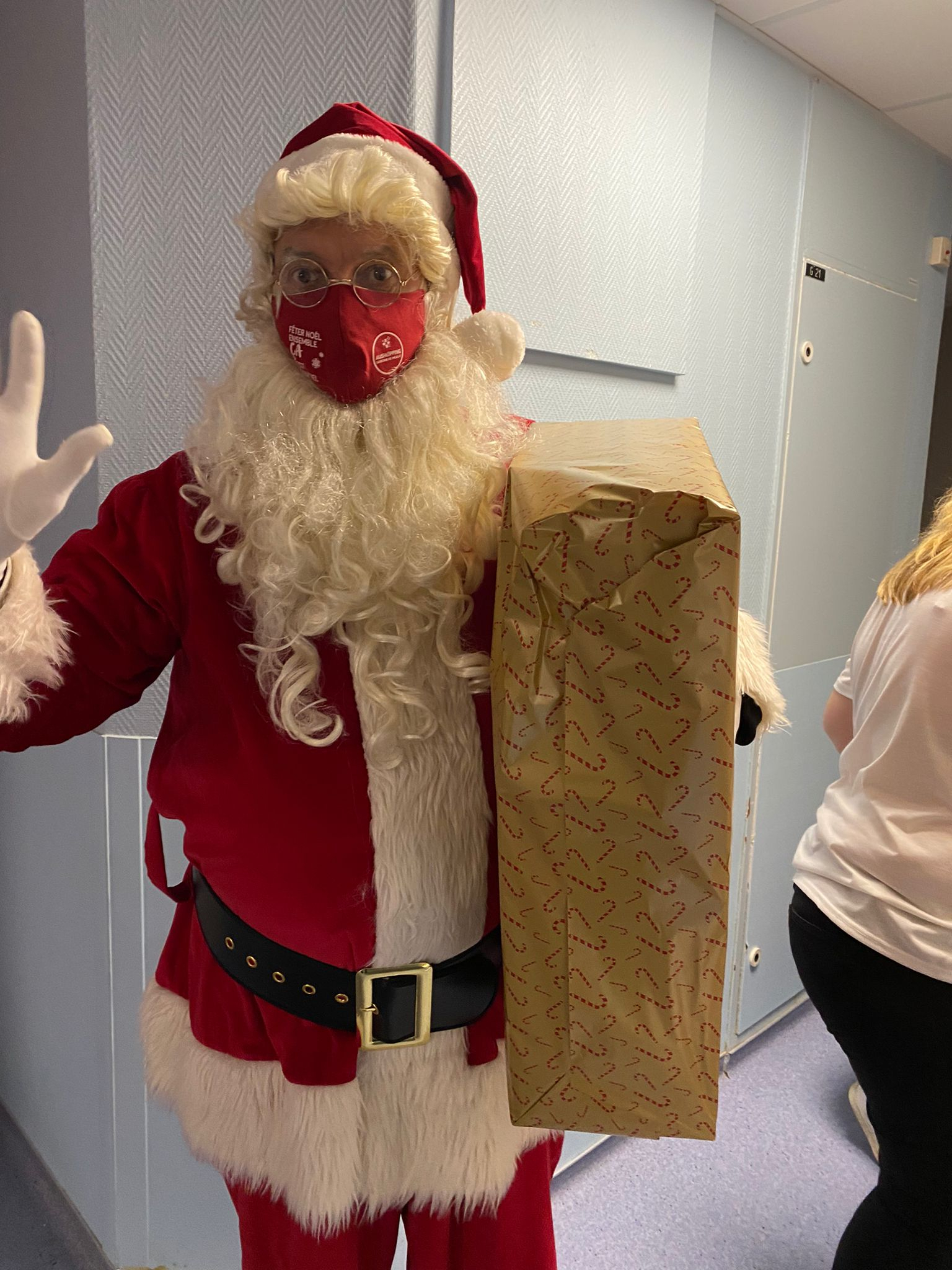 Le père Noël avec un cadeau à l'hôpital Necker