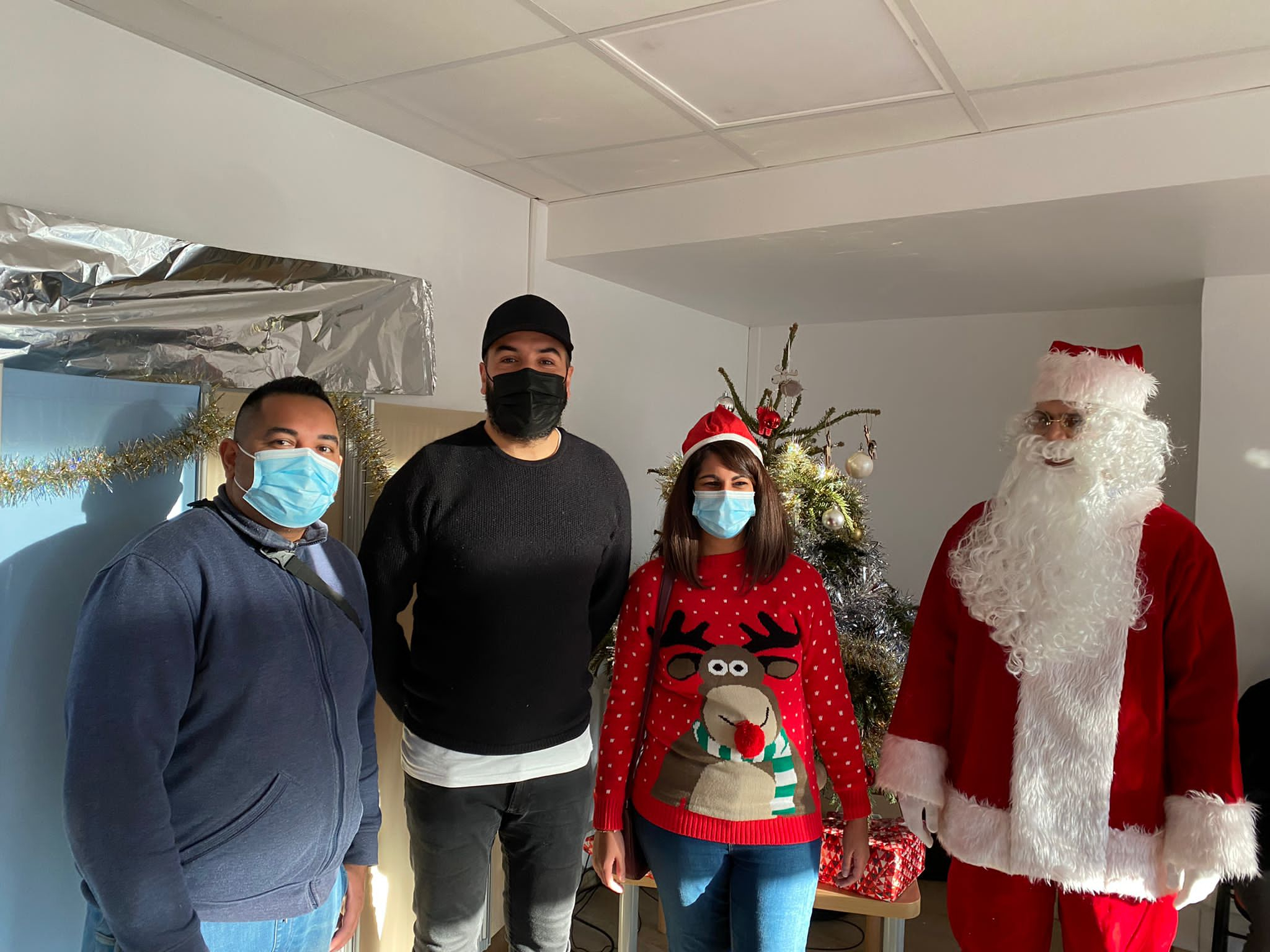 Le père Noël, Kamel le magicien et LHF Espoir à l'hôpital Robert Debré