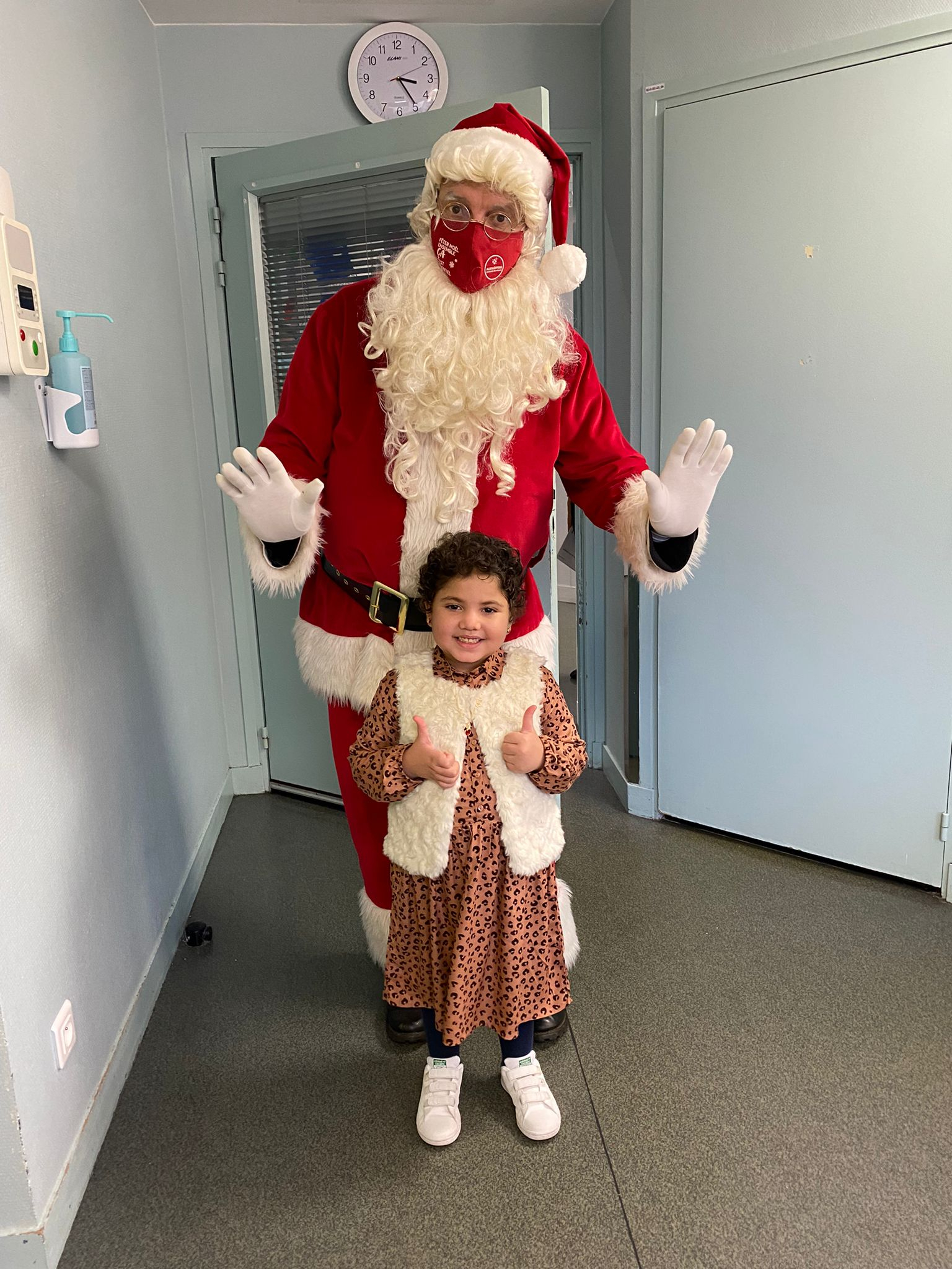 Le père Noël avec un enfant à l'hôpital Necker