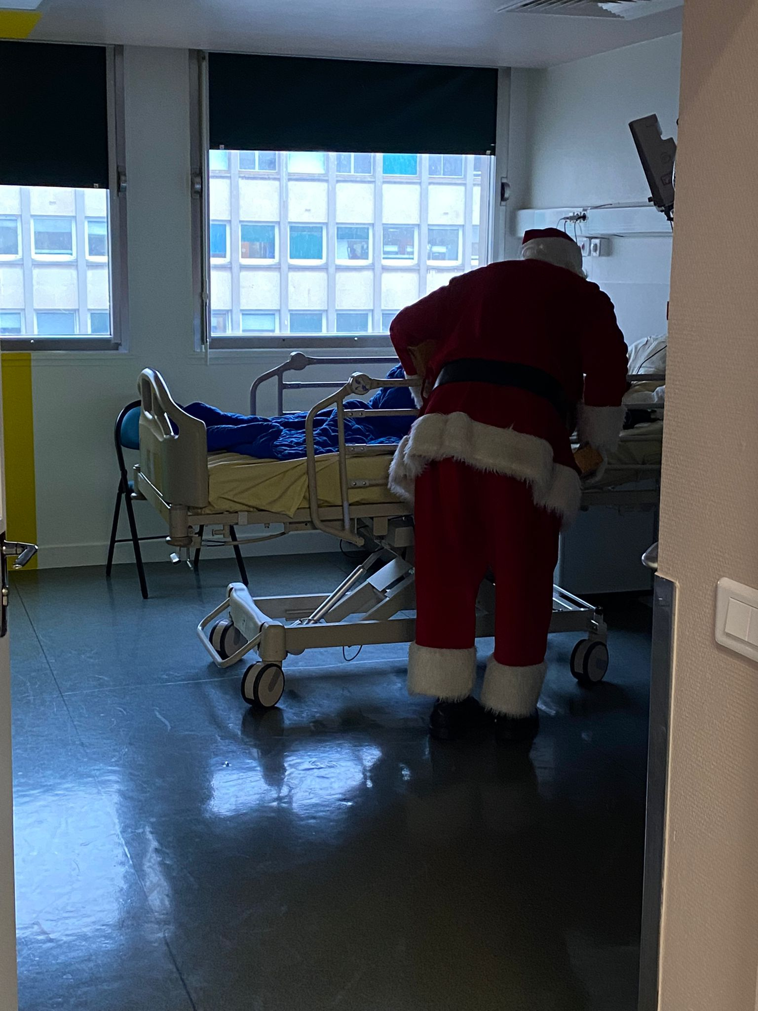 Le père Noël dans une chambre d'enfant à l'hôpital Necker
