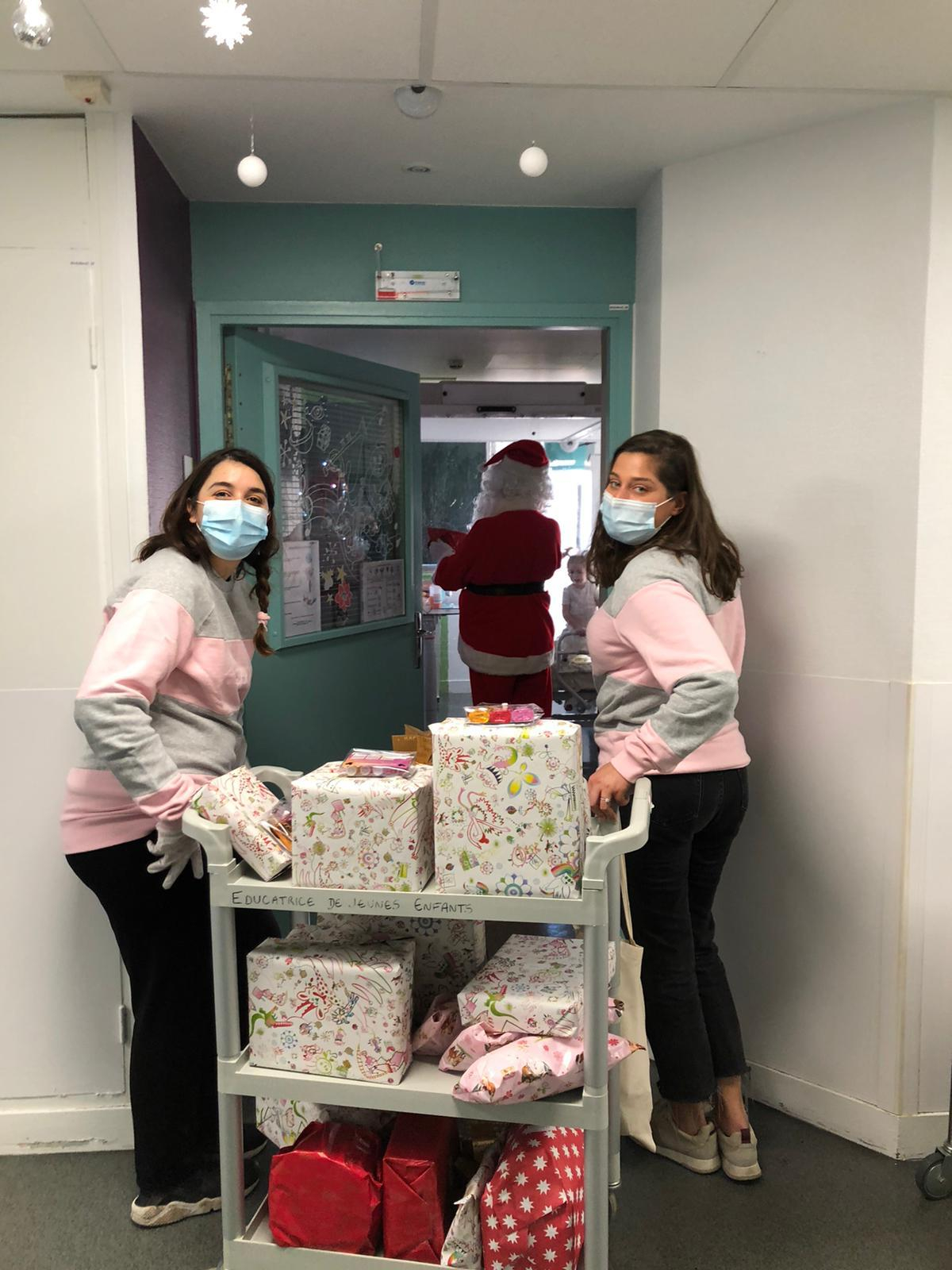 Le père Noël à l'hôpital avec le personnel soignant