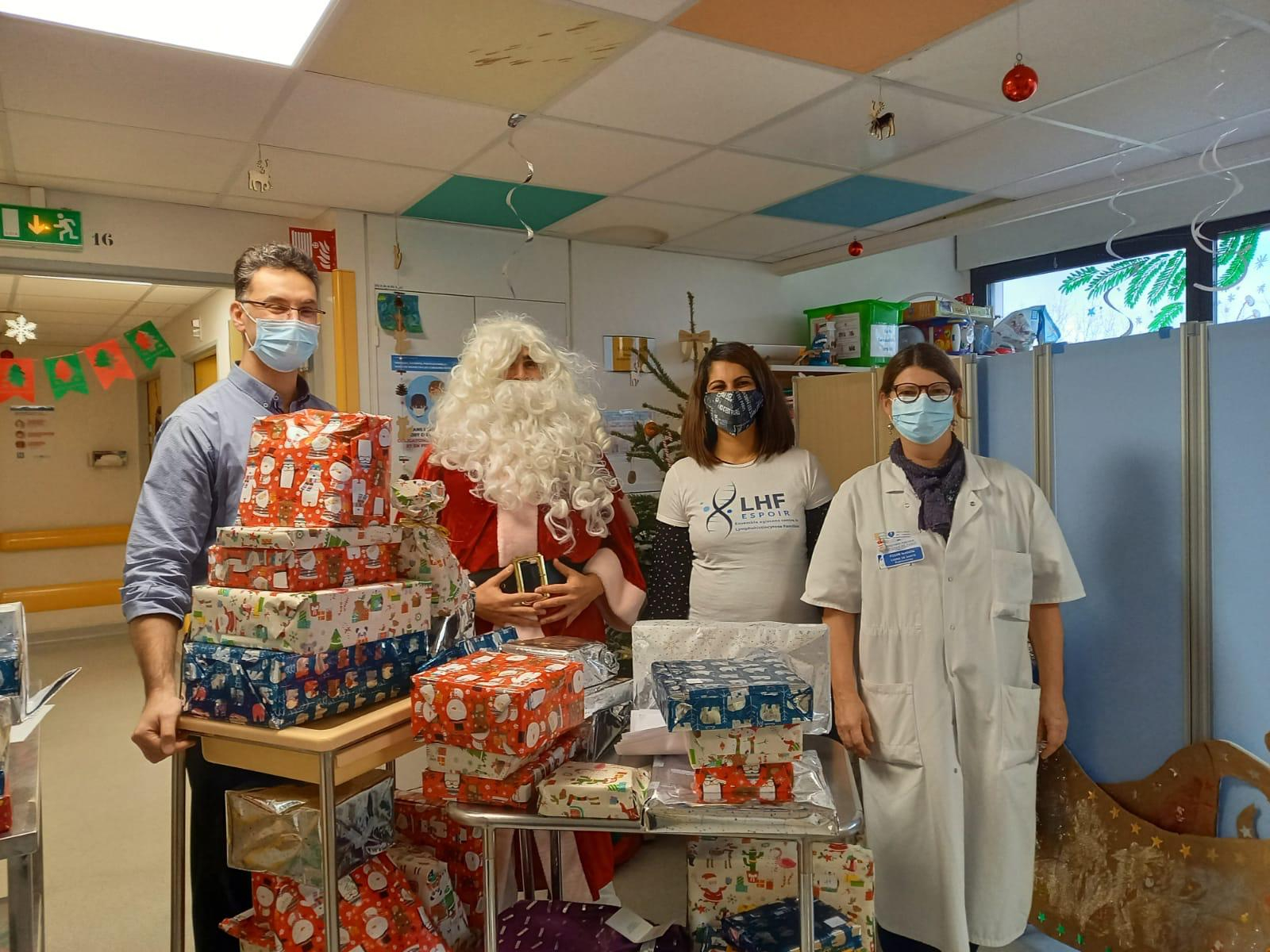 Le père Noël à l'hôpital avec le personnel soignant et LHF Espoir