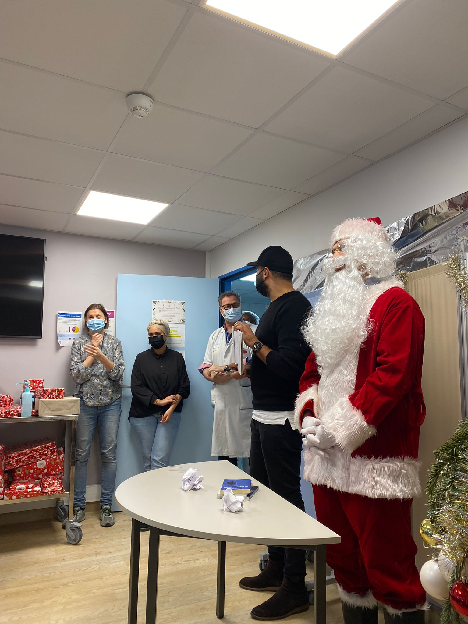 Personnel soignant, père Noël et Kamel le magicien à l'hôpital Robert Debré
