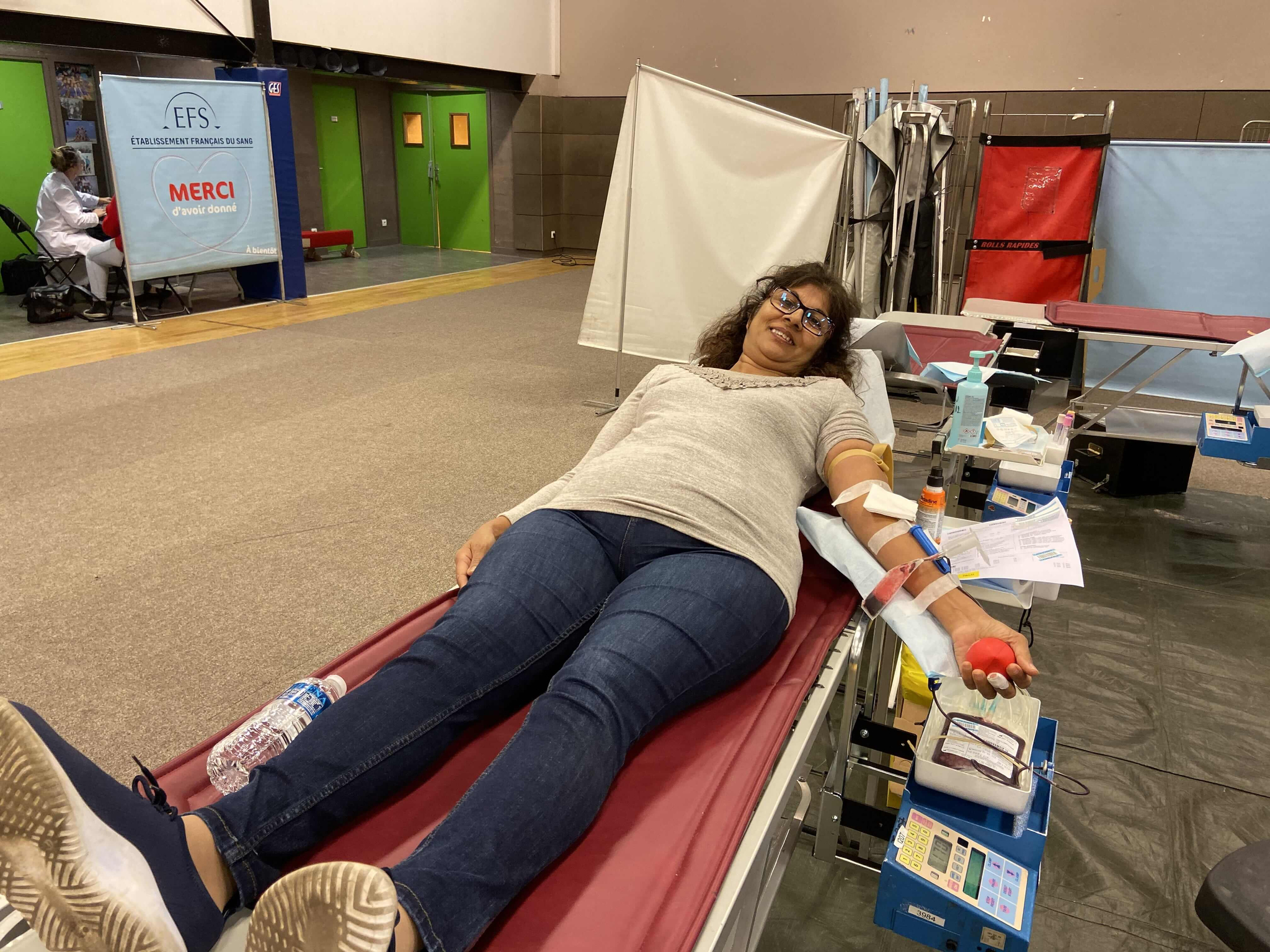 Une bénévole qui donne son sang