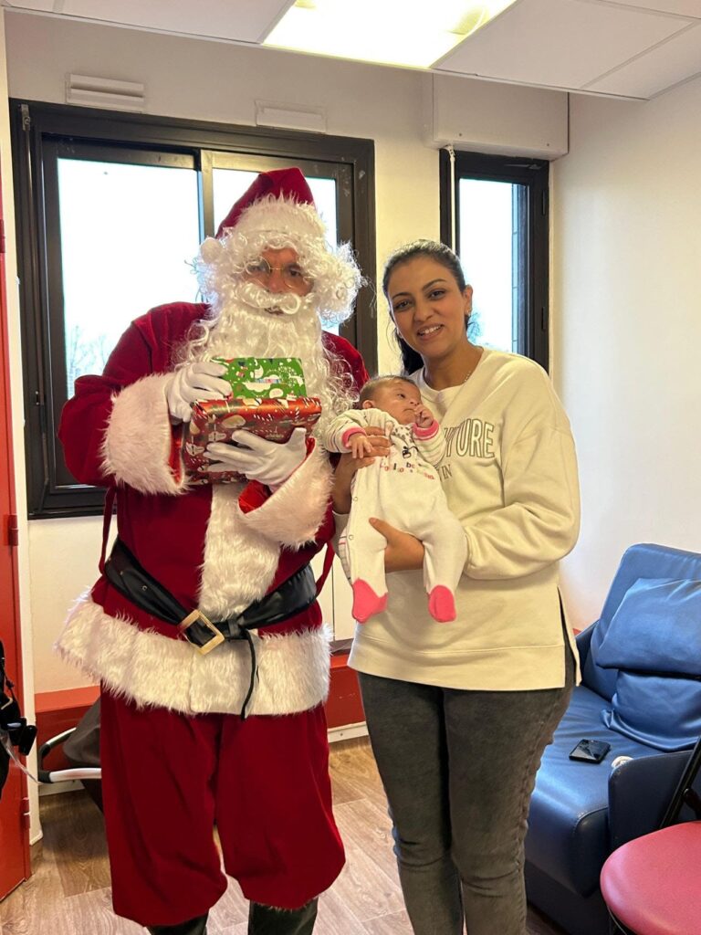 Le Père Noël donne des cadeaux à un enfant hospitalisé