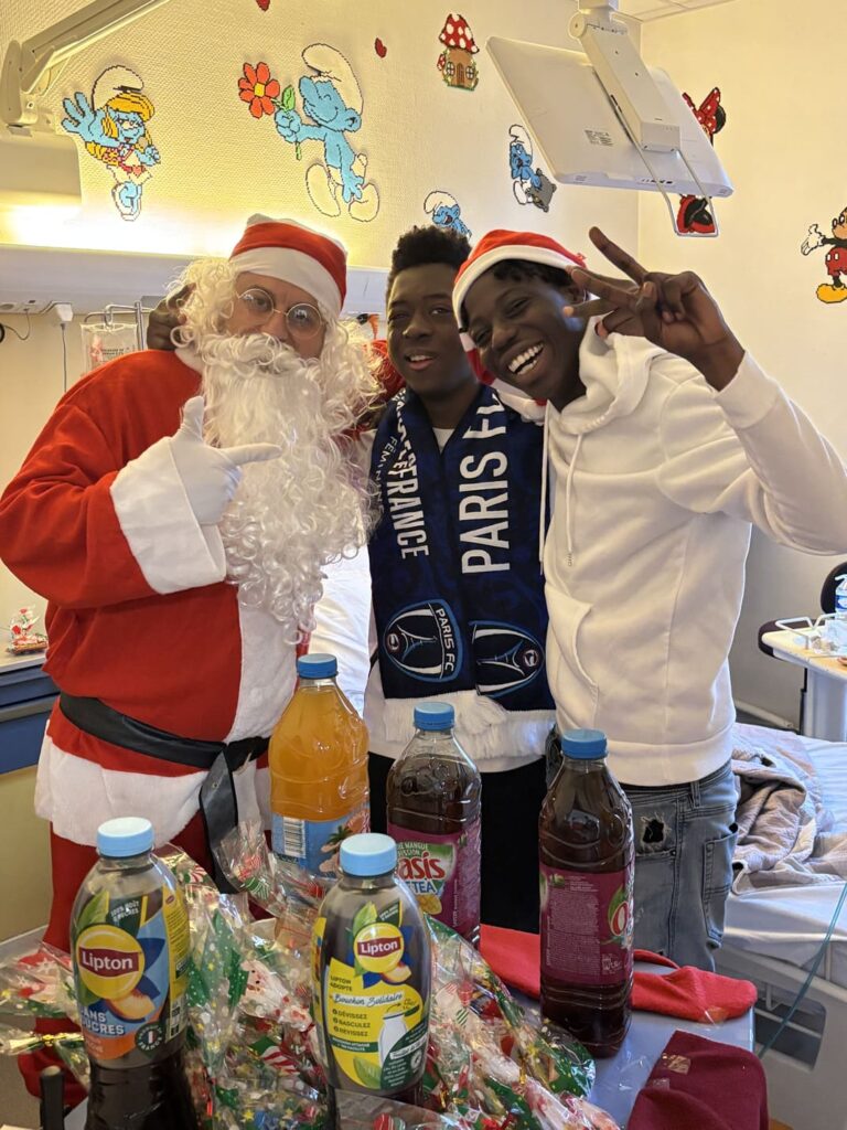 L'acteur Bakary, son équipe, et le père Noël