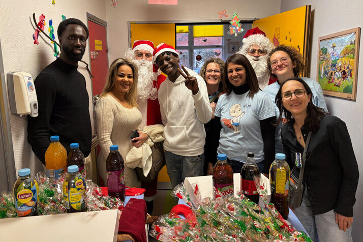 L'acteur Bakary, son équipe, LHF Espoir et le père Noël