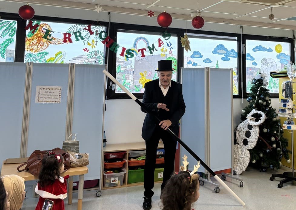 Magicien Paul Maz qui fait un spectacle à l'hôpital Robert Debré.