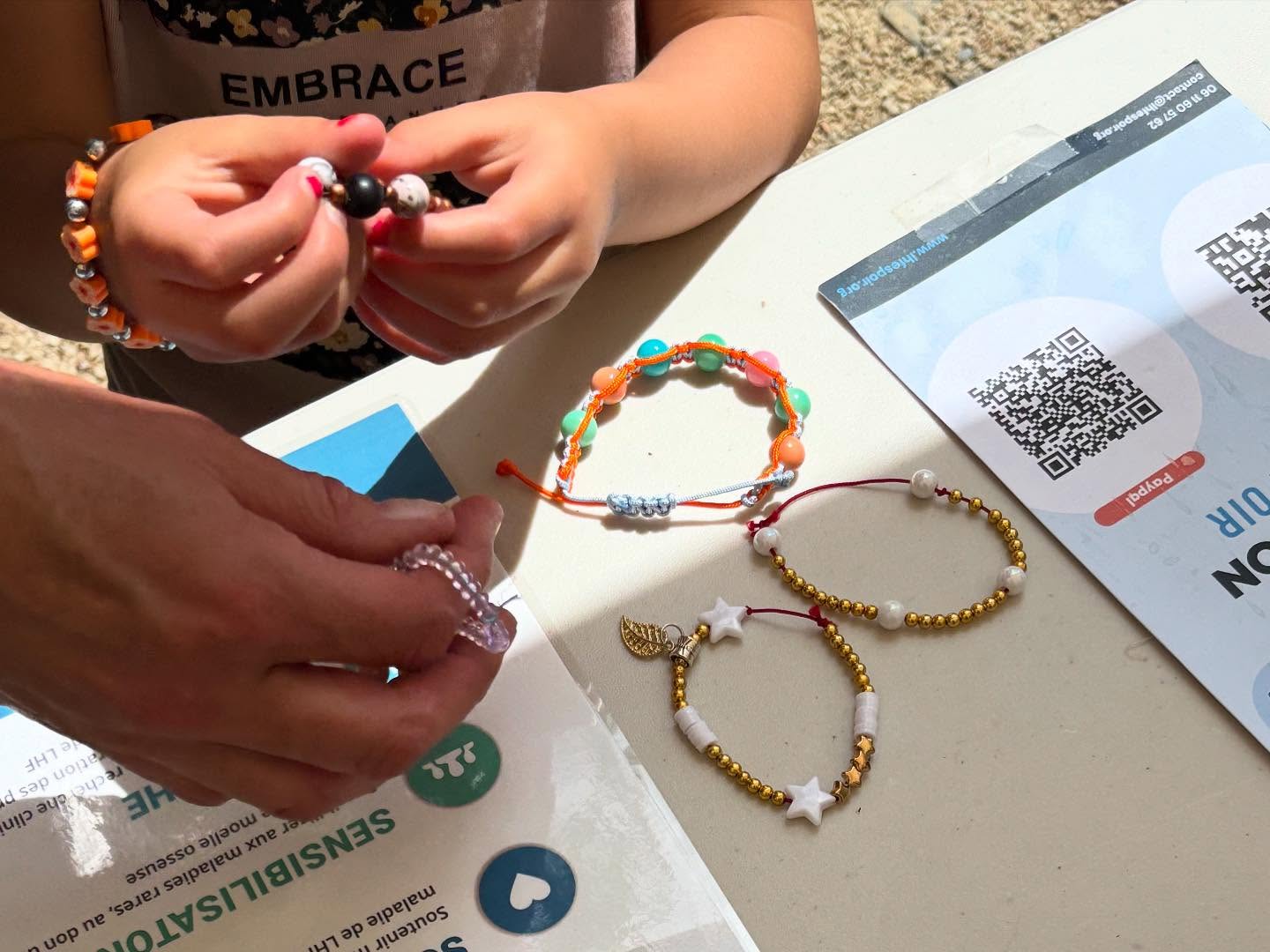 Des bracelets en vente sur le stand