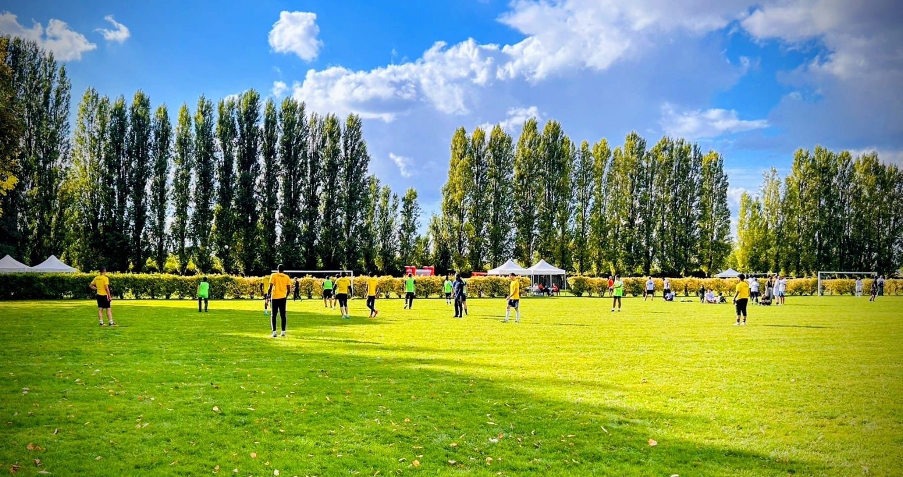 Les joueurs de foot jouent