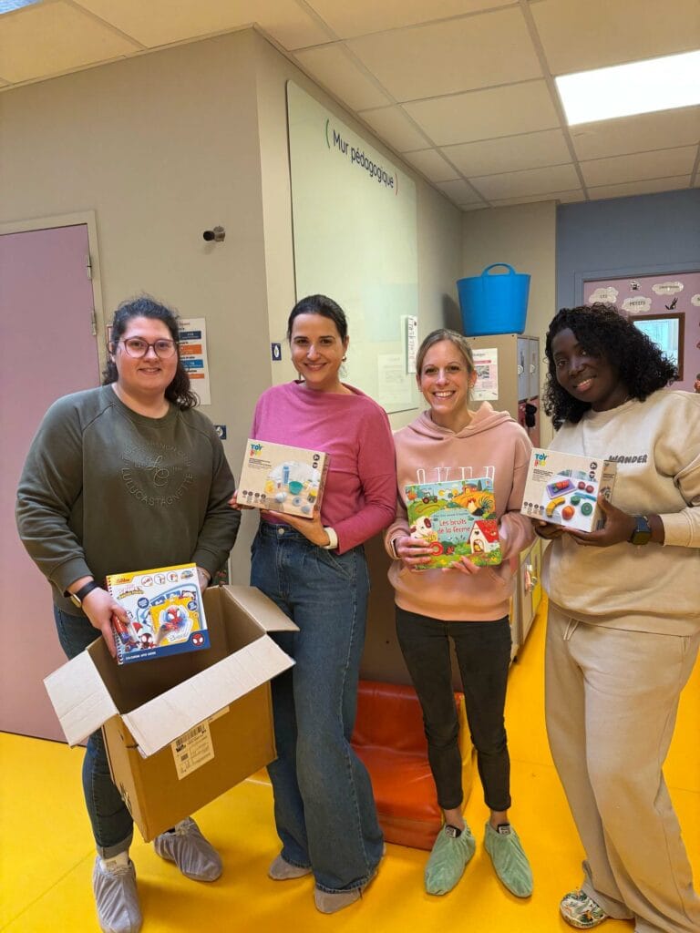 Membre de Babilou avec des cadeaux