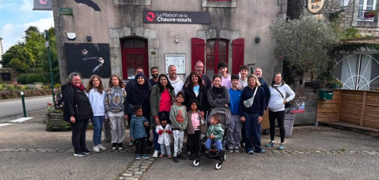 Les familles réunies devant la maison de la chauve souris
