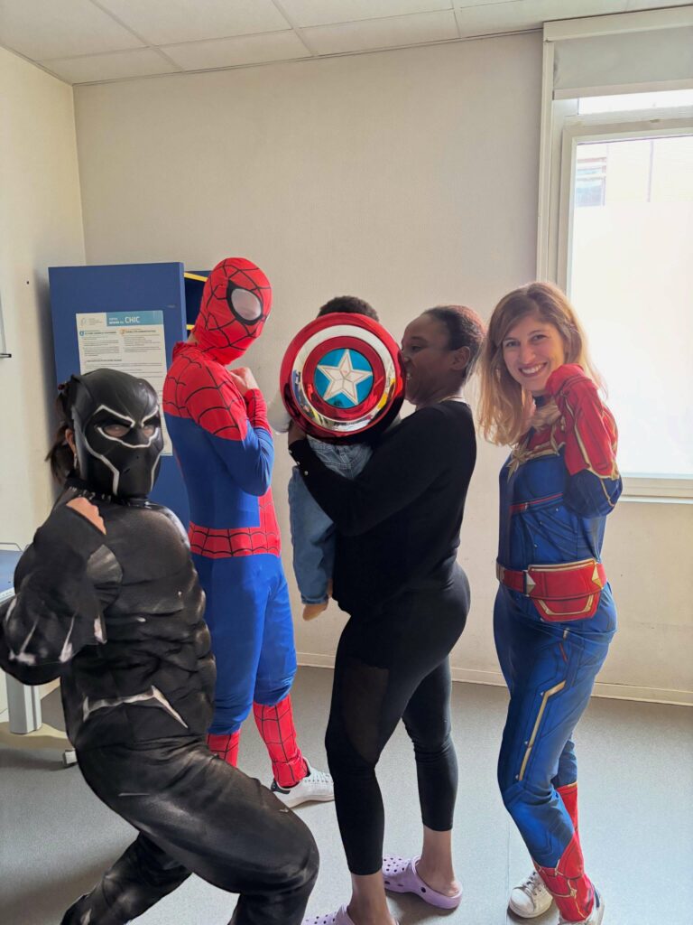 super héros qui posent à l'hôpital