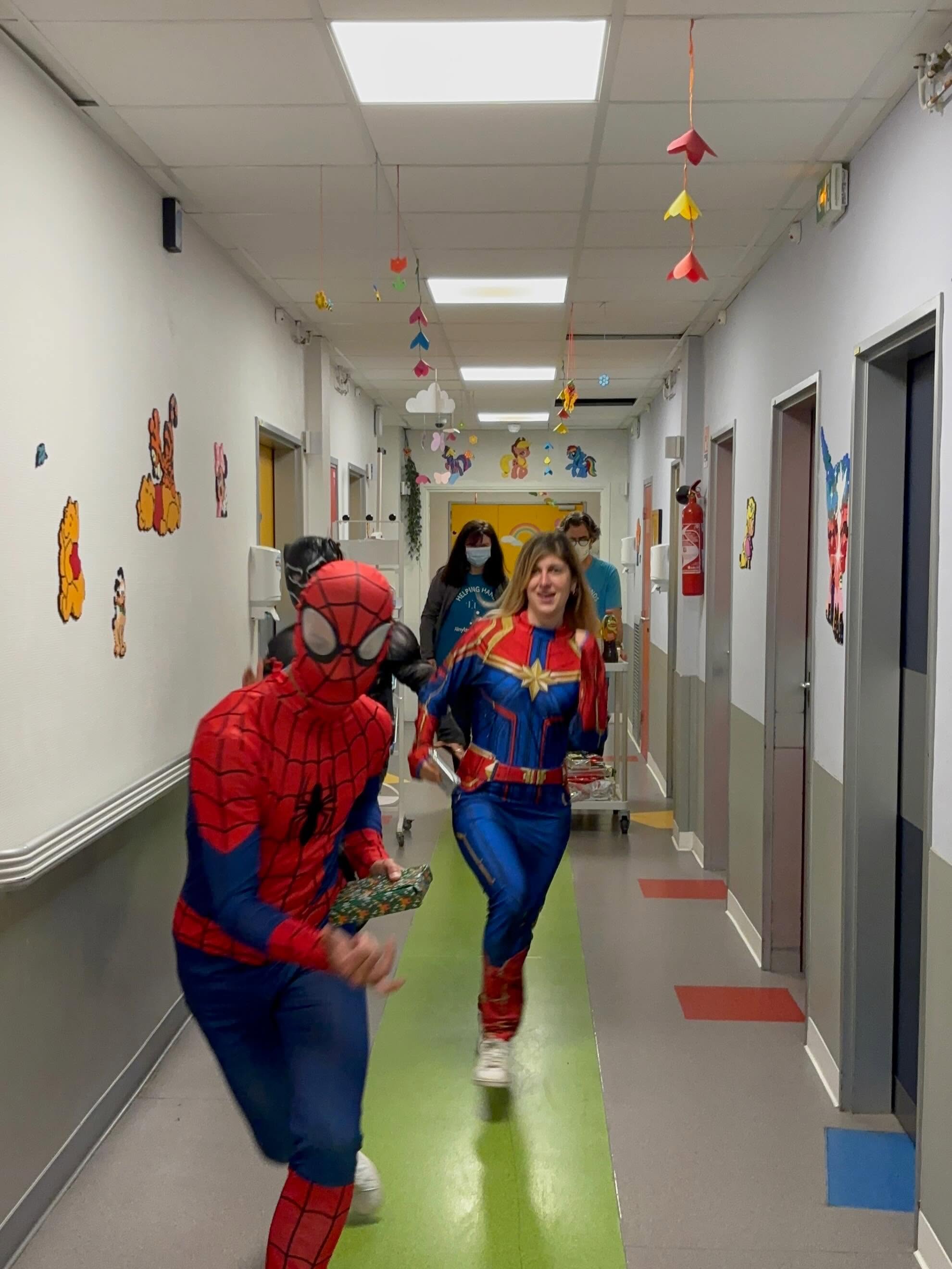 Super héros dans les couloirs de l'hôpital