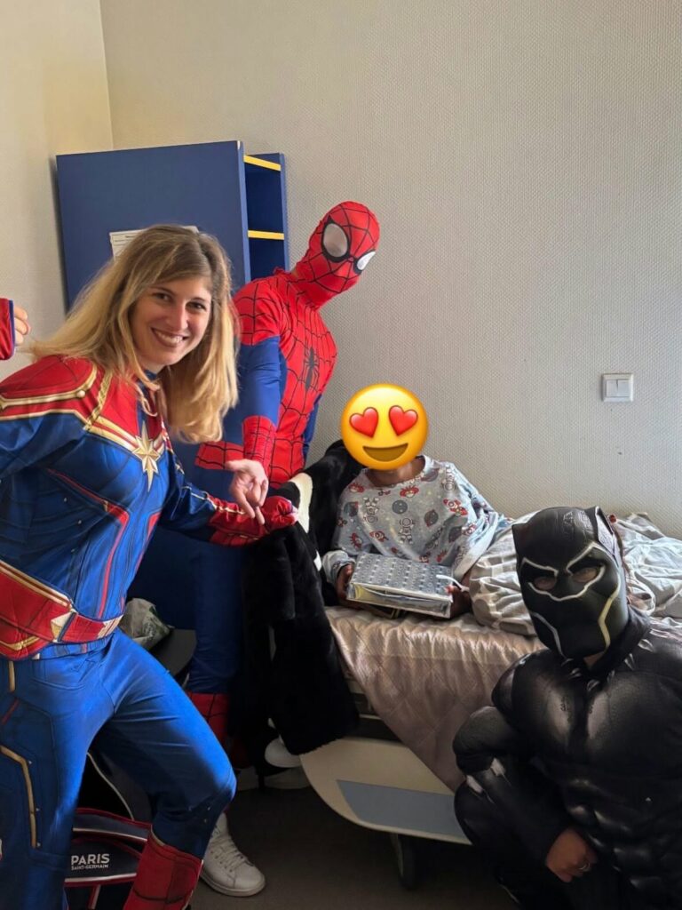 Super héros avec un enfant hospitalisé