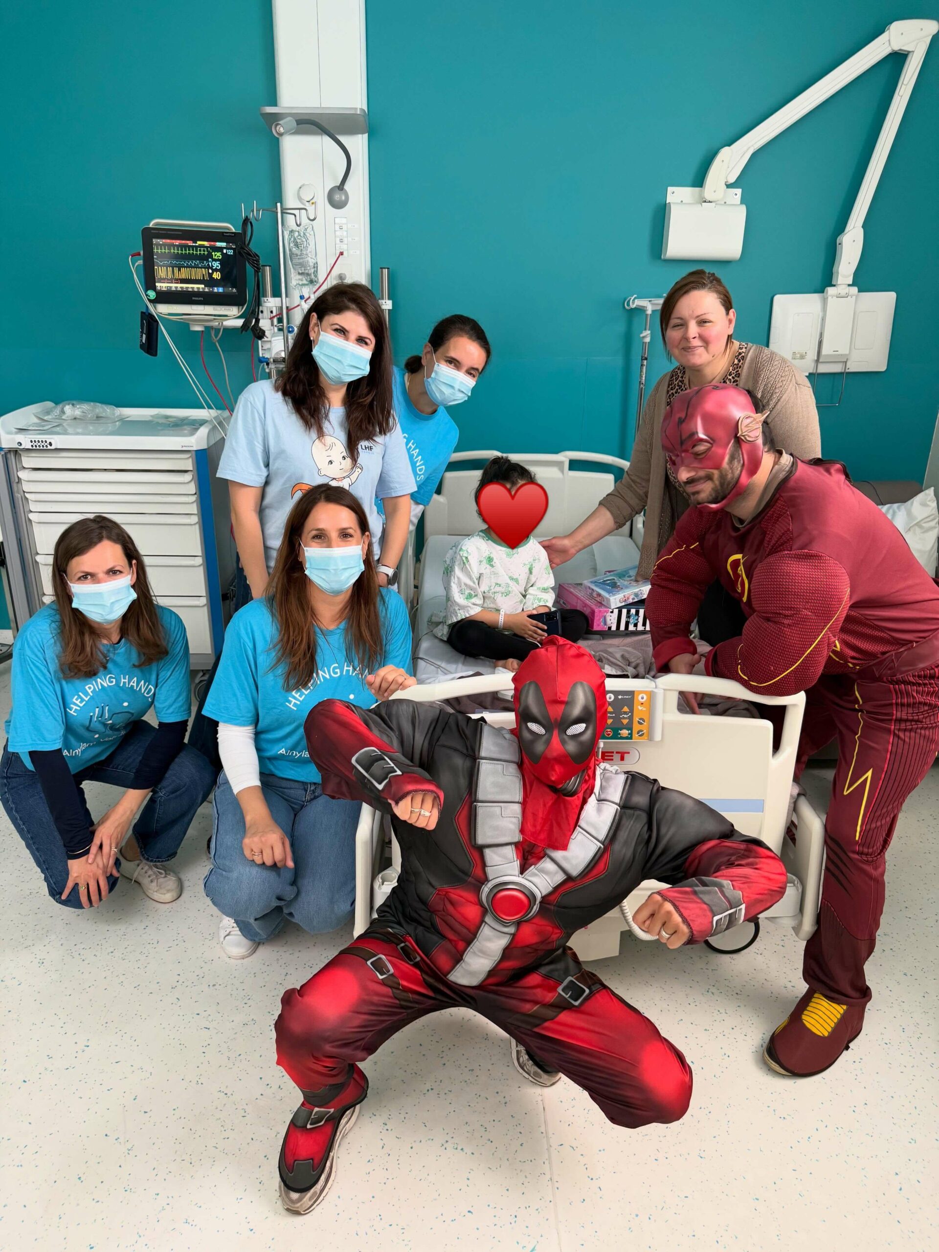 Super héros avec les équipes de l'hôpital