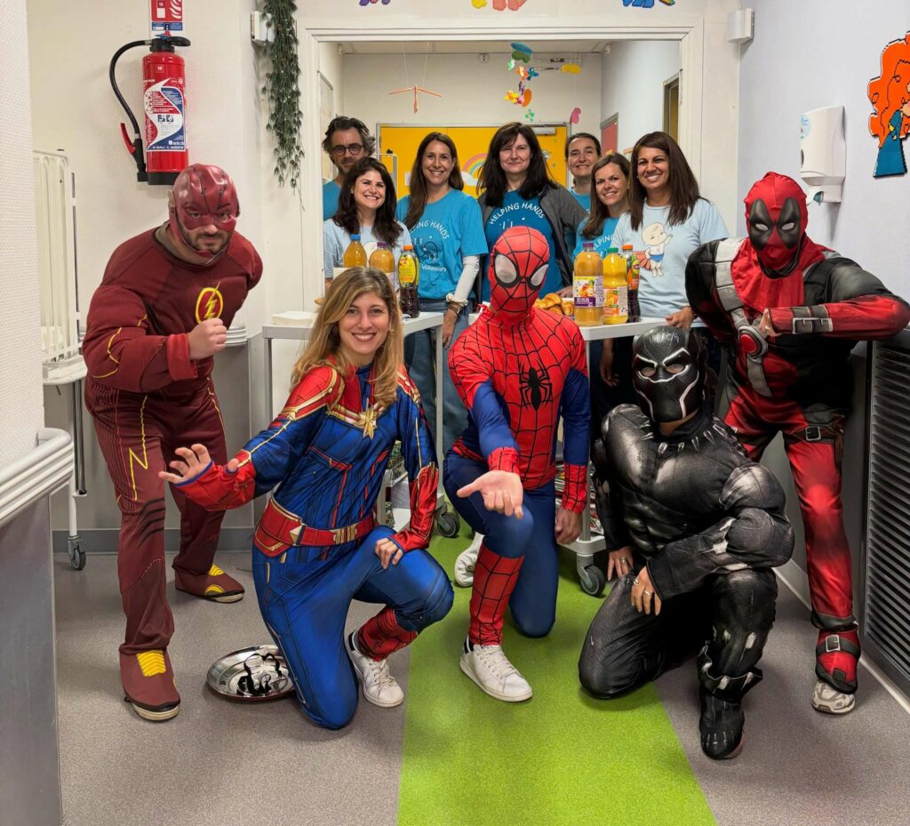 Équipes de l’hôpital Intercommunal de Créteil avec les collaborateurs d'Alnylam déguisés en super héros et les membres de LHF Espoir.