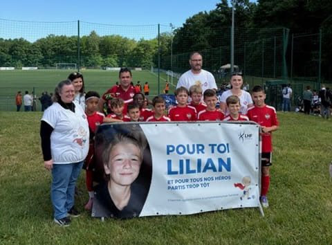 Famille de Lilian, ainsi que ses équipiers du Commentry Club et les bénévoles de LHF Espoir tenant une banderole avec écrit "Pour toi Lilian"